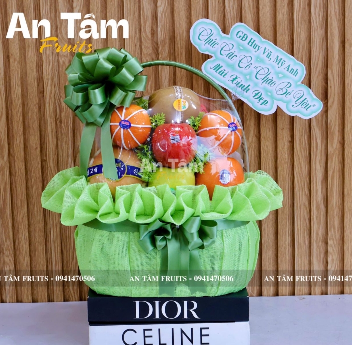 Giỏ trái cây tone xanh lá nổi bật