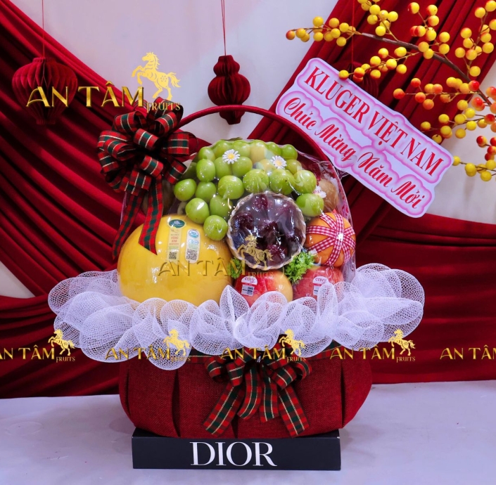 Giỏ trái cây tone đỏ chúc mừng năm mới