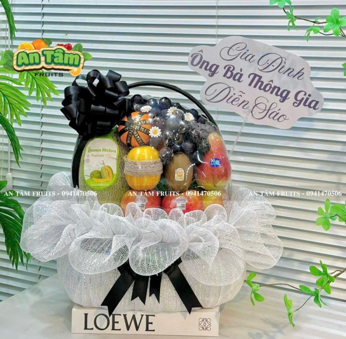 GIỎ TRÁI CÂY CÓ NHO ĐI KÍNH VIẾNG