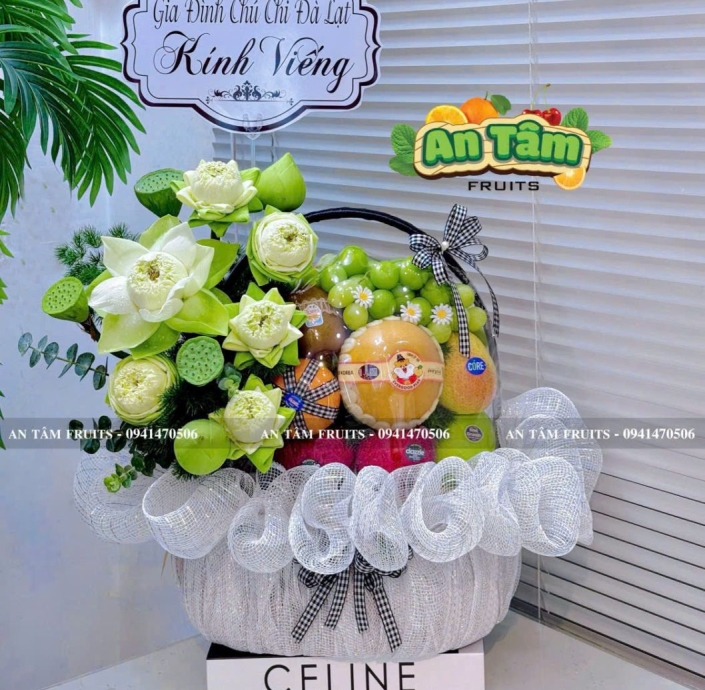 GIỎ TRÁI CÂY PHỐI HOA SEN KÍNH VIẾNG TONE TRẮNG SANG TRỌNG