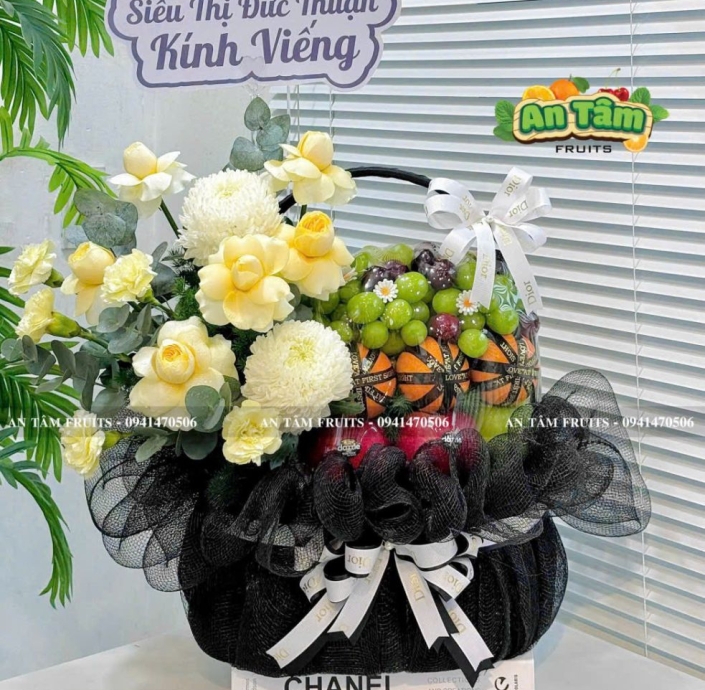 GIỎ TRÁI CÂY TONE ĐEN KÍNH VIẾNG PHỐI HOA