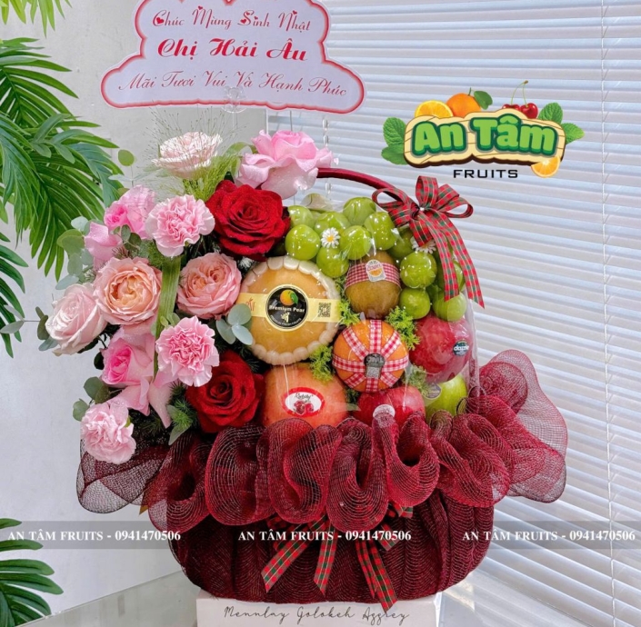 GIỎ TRÁI CÂY PHỐI HOA CHÚC MỪNG SINH NHẬT TONE ĐỎ SIÊU SANG 