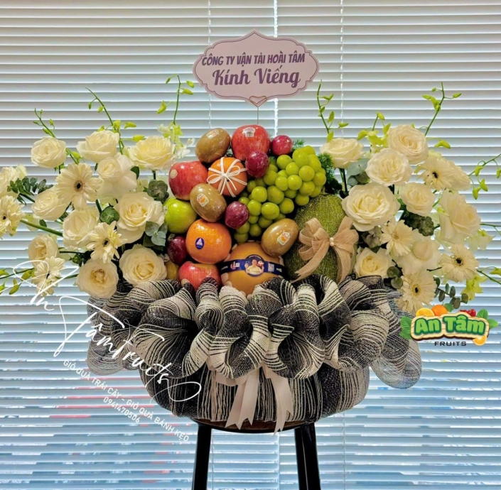 GIỎ TRÁI CÂY TONE ĐEN PHỐI HOA KÍNH VIẾNG