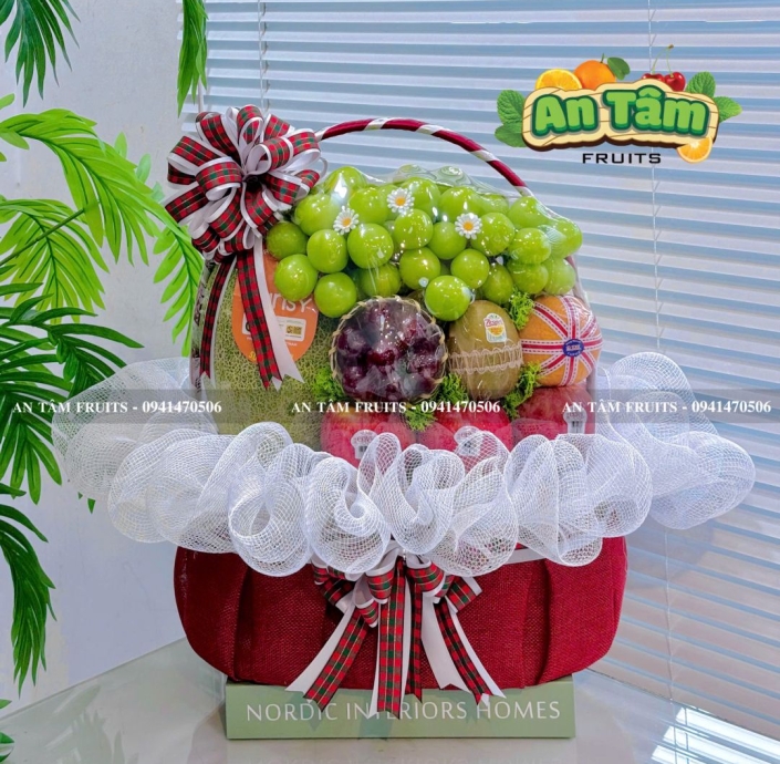 GIỎ TRÁI CÂY TONE ĐỎ TRẮNG CẢM ƠN BÁC SĨ