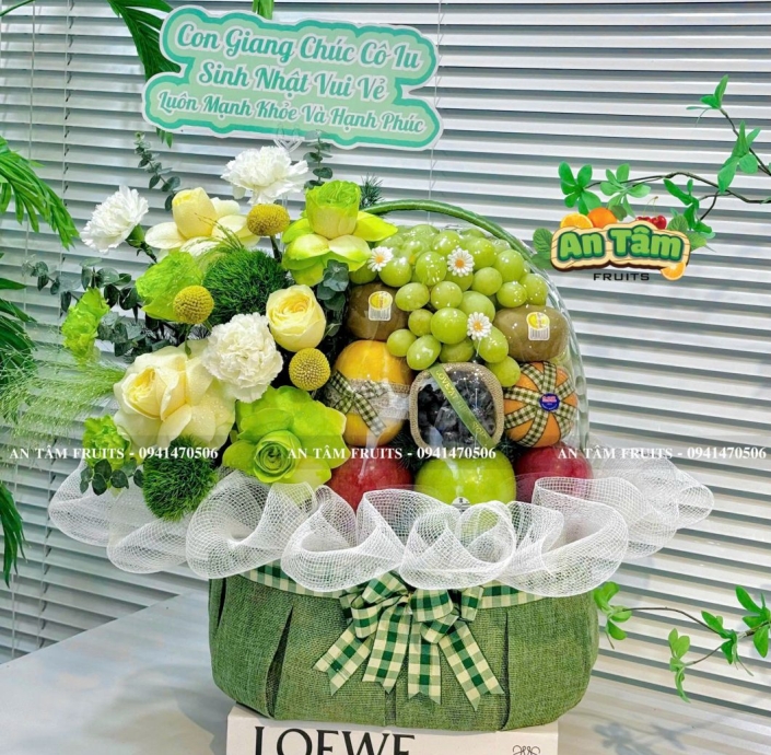 GIỎ TRÁI CÂY PHỐI HOA CHÚC MỪNG SINH NHẬT XINH XINH