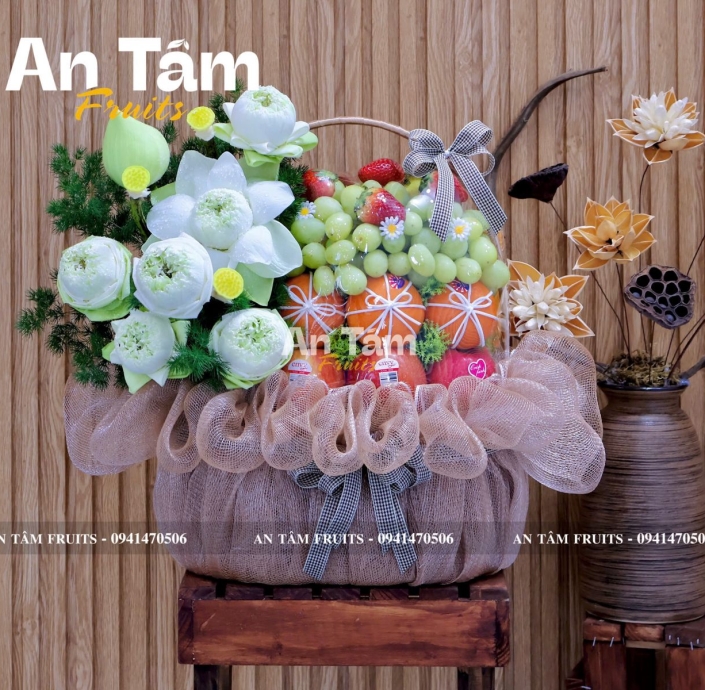 Giỏ trái cây phối hoa sen kính giỗ