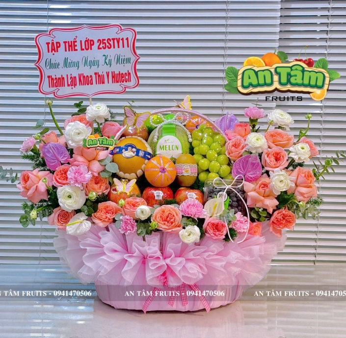 Giỏ trái cây phối hoa hai bên tone hồng chúc mừng kỷ niệm