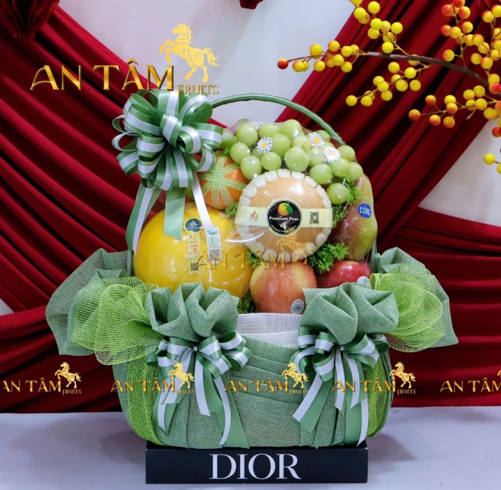 Giỏ trái cây tone xanh mát cảm ơn bác sĩ và đội ngũ y tá điều dưỡng