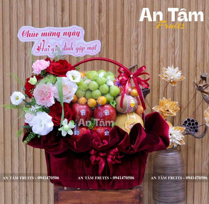 GIỎ TRÁI CÂY PHỐI HOA RA MẮT 