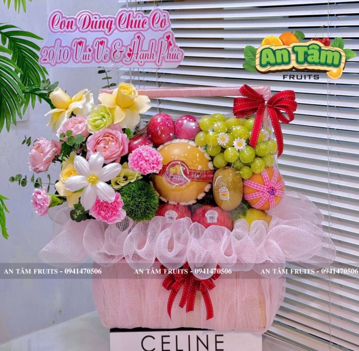 GIỎ TRÁI CÂY TONE HỒNG PHẤN CÓ HOA TULIP CHÚC MỪNG