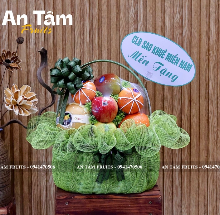 Giỏ quà trái cây tone lá xanh chúc mừng 