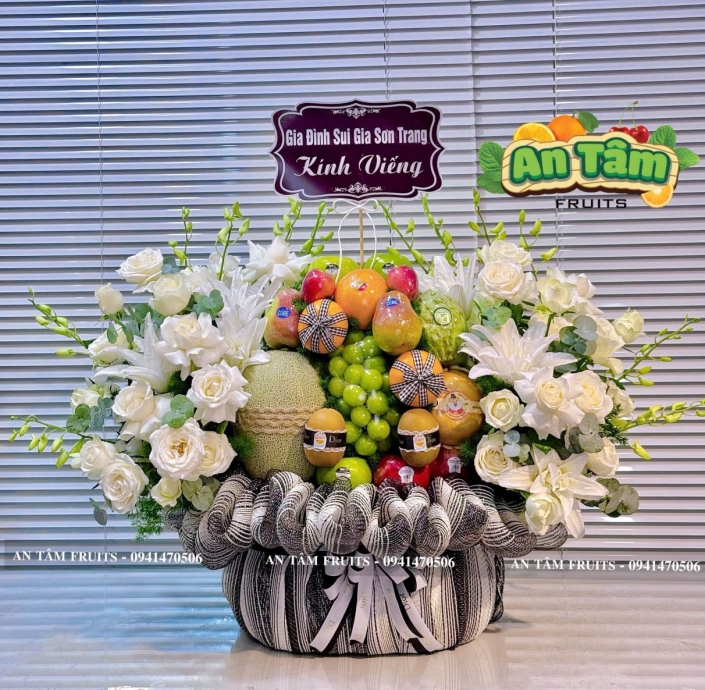 Giỏ trái cây phối hoa kính viếng