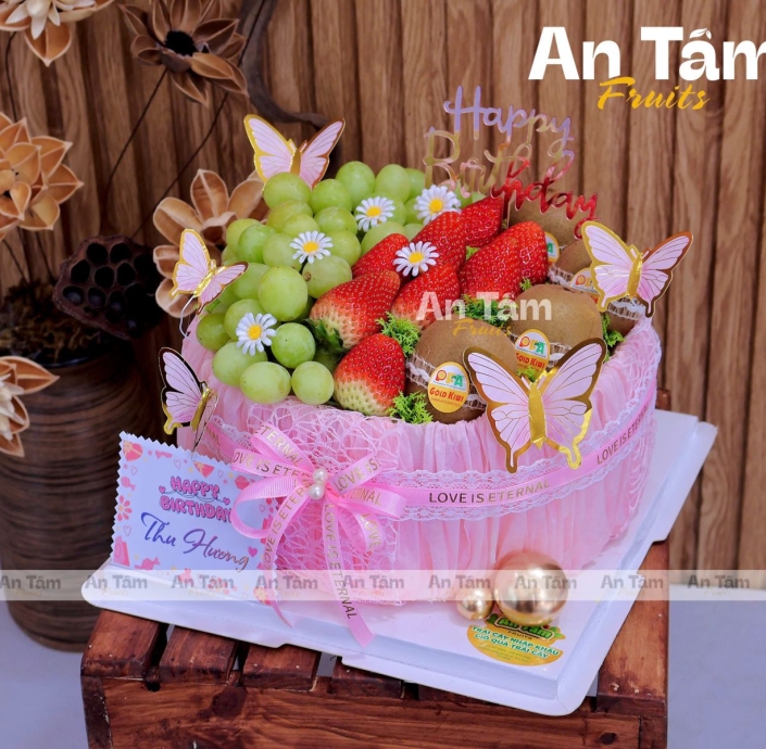 Bánh kem trái cây sinh nhật màu hồng