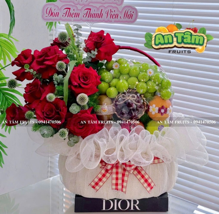 GIỎ TRÁI CÂY PHỐI HOA HỒNG ĐỎ