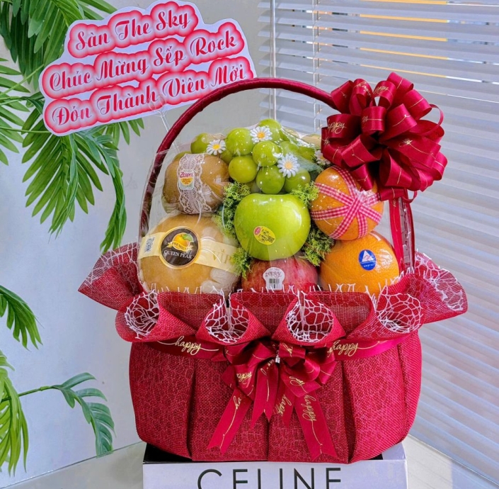 Giỏ trái cây màu đỏ chúc mừng 