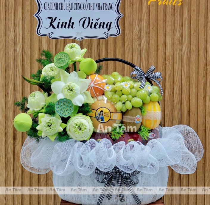 GIỎ TRÁI CÂY PHỐI HOA SEN TRẮNG 