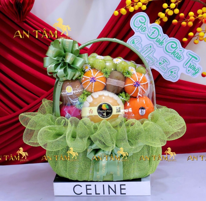 Giỏ trái cây tone xanh lá có nho