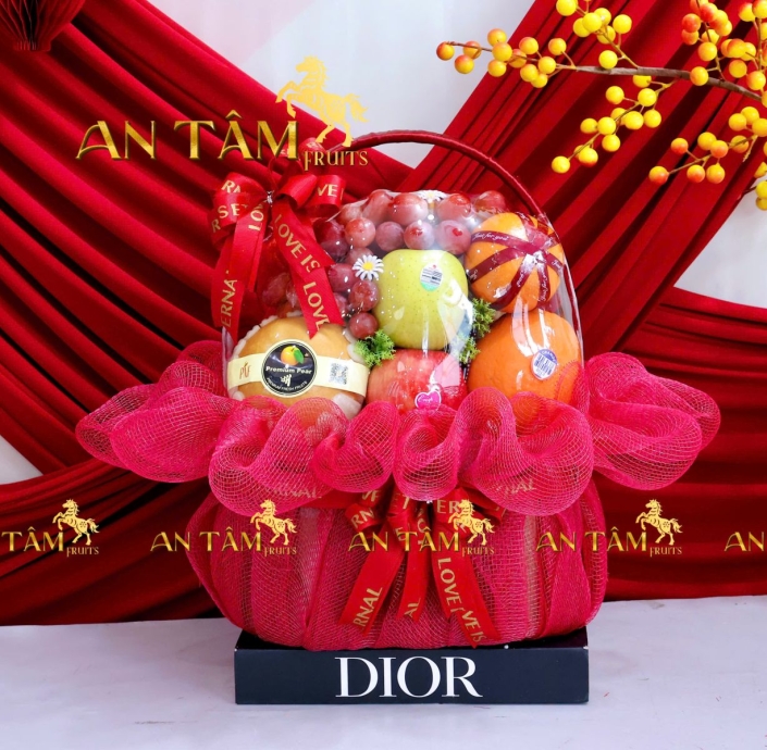 Giỏ trái cây tone đỏ chúc mừng