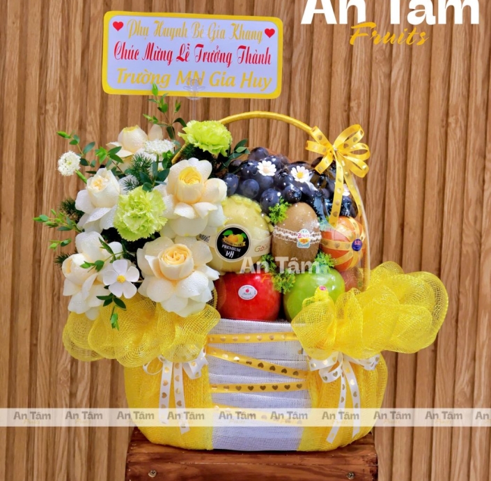 GIỎ TRÁI CÂY TONE VÀNG RỰC RỠ PHỐI HOA TƯƠI CẢM ƠN CÔ GIÁO MẦM NON