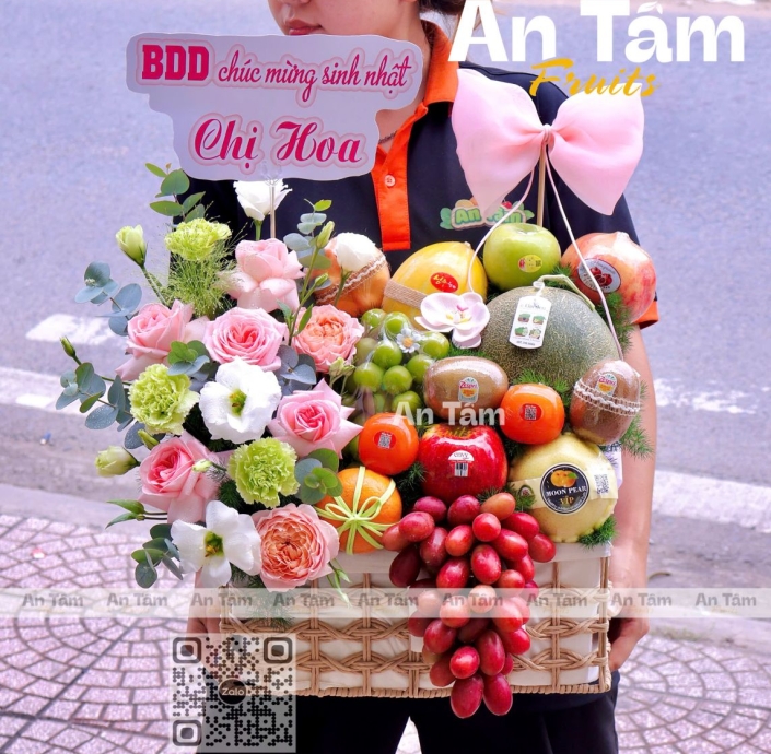 KHAY TRÁI CÂY PHỐI HOA CHÚC MỪNG SINH NHẬT TONE HỒNG