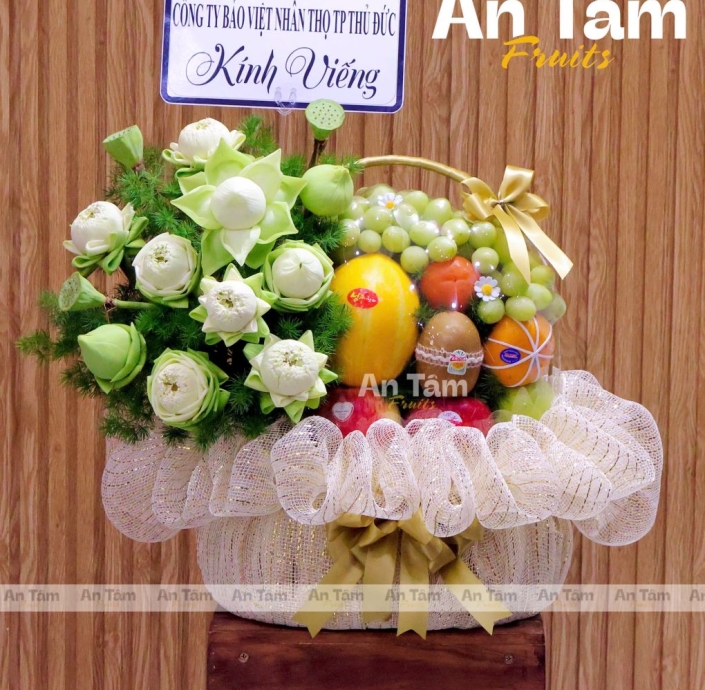 GIỎ TRÁI CÂY KÍNH VIẾNG TONE KEM KIM TUYẾN HOA SEN