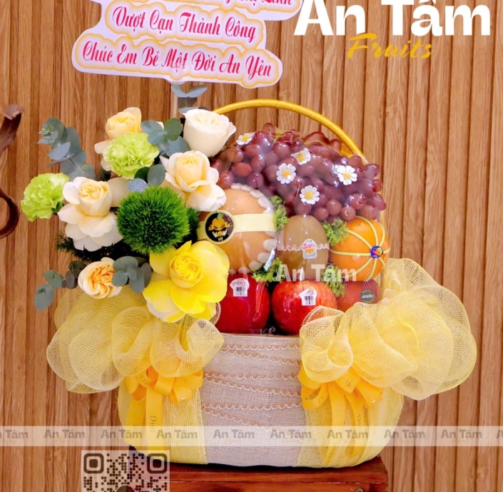 GIỎ TRÁI CÂY XINH IU TONE VÀNG CHÚC MỪNG VƯỢT CẠN THÀNH CÔNG
