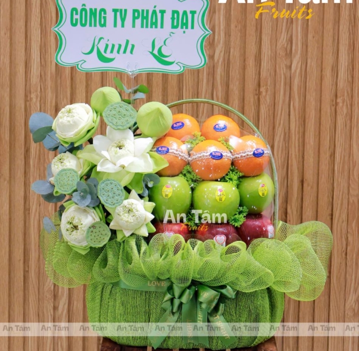 GIỎ TRÁI CÂY KÍNH LỄ KHÔNG NHO PHỐI HOA SEN TRẮNG