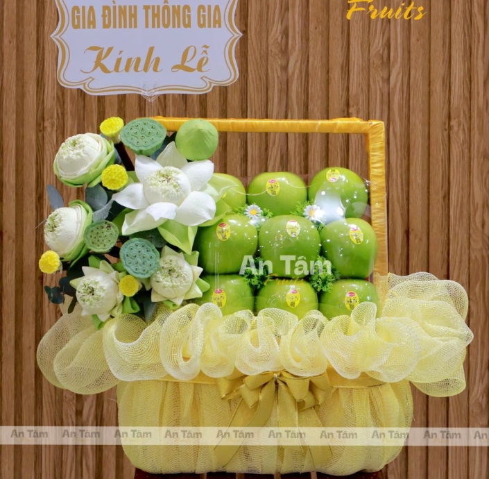 GIỎ TRÁI CÂY FULL TÁO PHỐI HOA SEN TRẮNG DÂNG HƯƠNG 