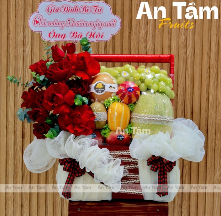 GIỎ TRÁI CÂY CHÚC MỪNG KỶ NIỆM NGÀY CƯỚI TONE KEM HOA HỒNG ĐỎ