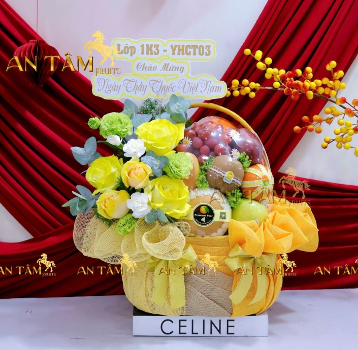 GIỎ TRÁI CÂY TONE VÀNG PHỐI HOA CHÚC MỪNG 