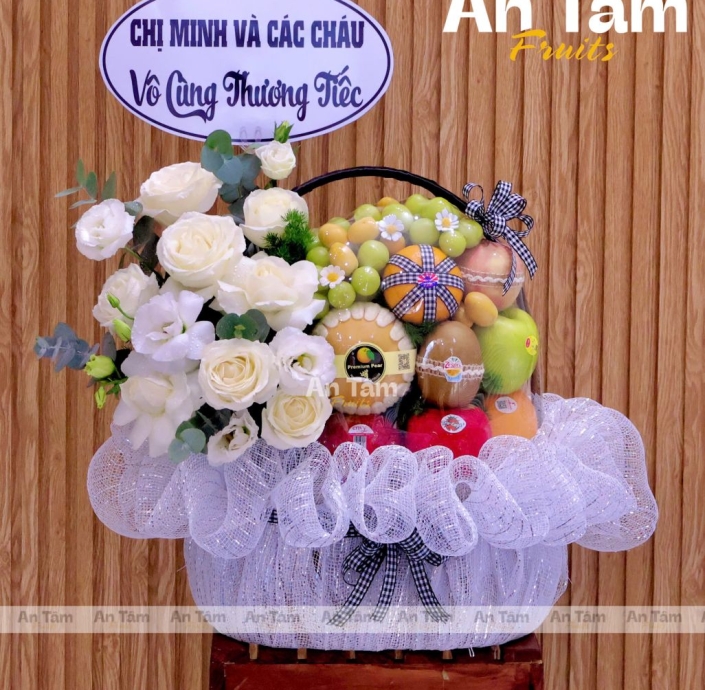 GIỎ TRÁI CAY KÍNH VIẾNG PHỐI HOA HỒNG TRẮNG TRANG TRỌNG 