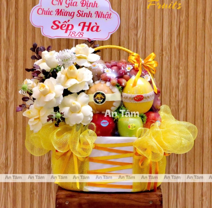 GIỎ TRÁI CÂY PHỐI HOA CHÚC MỪNG SINH NHẬT TONE VÀNG 