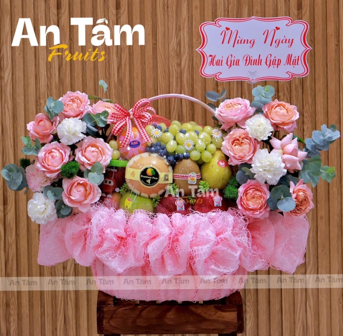 GIỎ TRÁI CÂY MIX HOA 2 BÊN TONE HỒNG NGỌT NGÀO 