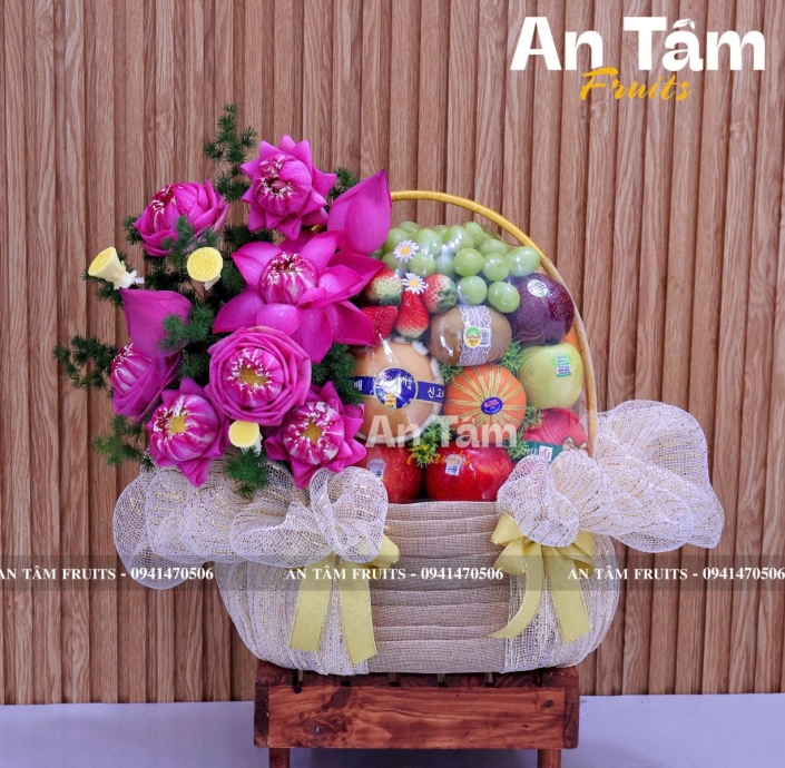 GIỎ TRÁI CÂY PHỐI HOA SEN MÀU HỒNG Ở THỦ ĐỨC 