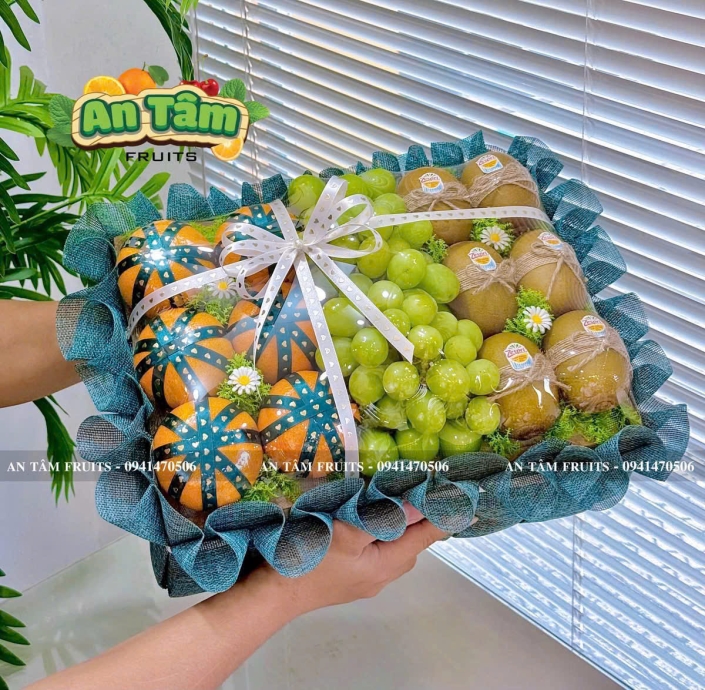 KHAY TRÁI CÂY MIX 3 LOẠI TRÁI NHO XANH QUÝT VÀ KIWI VÀNG 