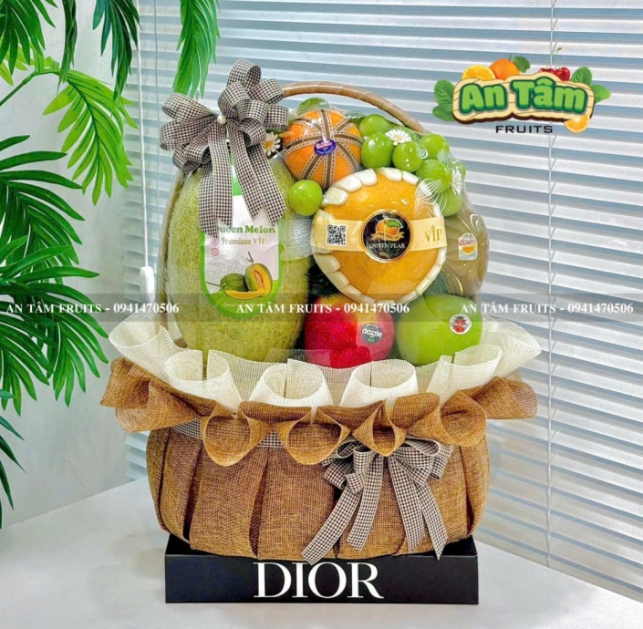 GIỎ TRÁI CÂY TONE NÂU PHỐI KEM KÍNH LỄ 