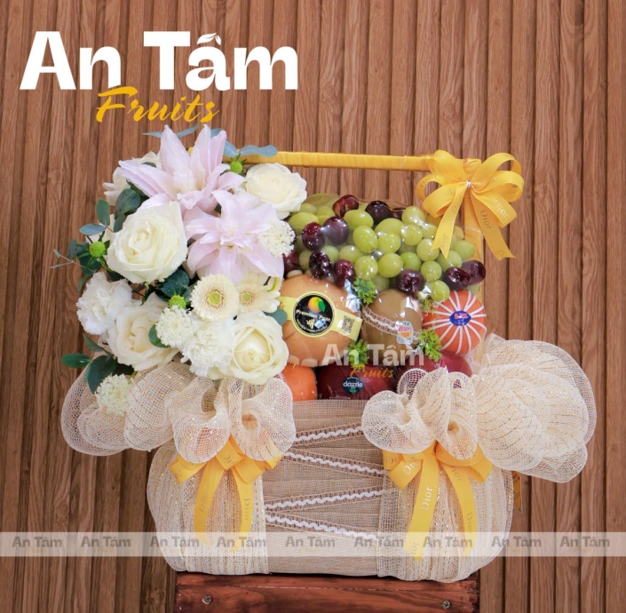 GIỎ TRÁI CÂY PHỐI HOA HỒNG TRẮNG KÍNH LẼ