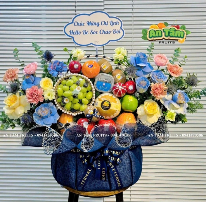 GIỎ TRÁI CÂY MIX HOA TONE XANH DƯƠNG CHÚC MỪNG 