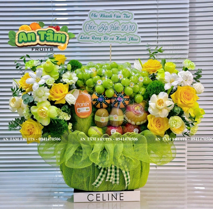 Giỏ trái cây phối hoa 2 bên chúc mừng