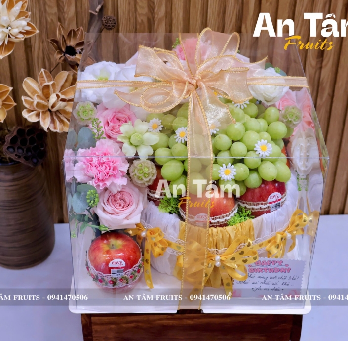 Giỏ quà tặng trái cây sinh nhật tone vàng trắng 