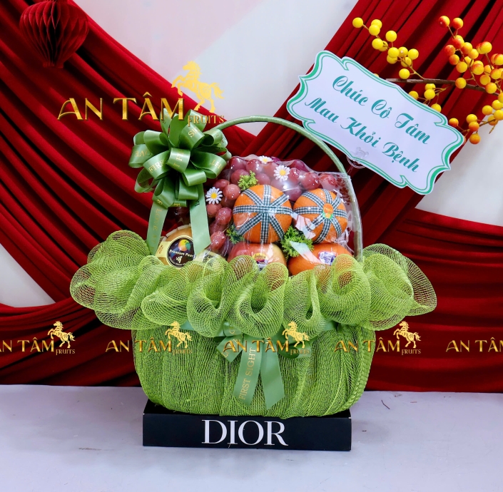 Giỏ trái cây tone xanh lá có nho