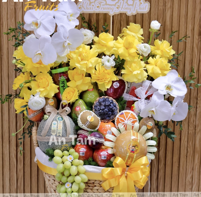 Giỏ trái cây phối hoa hiện đại