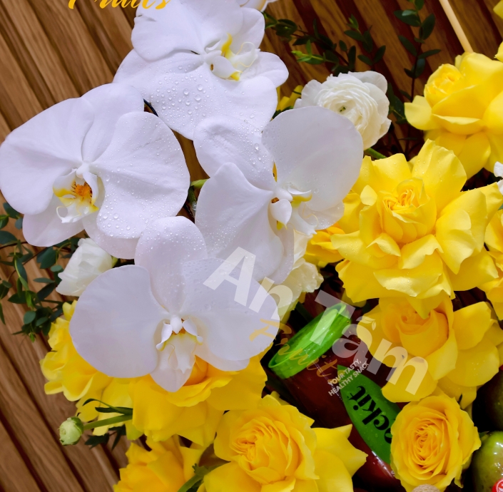 Giỏ trái cây phối hoa hiện đại