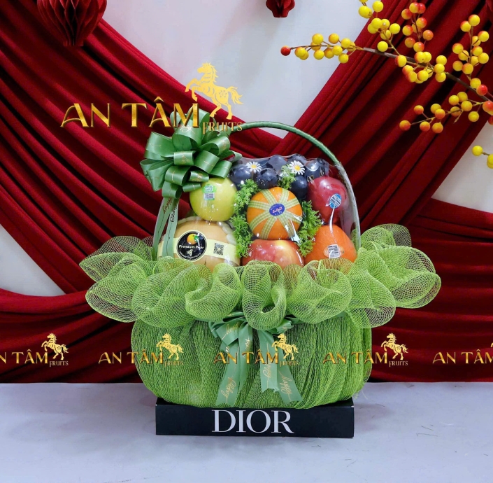 Giỏ trái cây tone xanh lá có nho