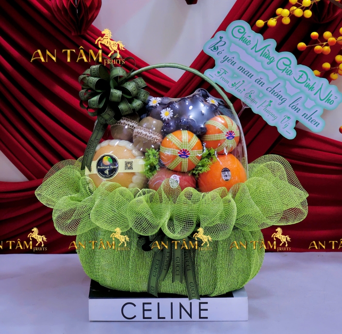 Giỏ trái cây tone xanh lá có nho