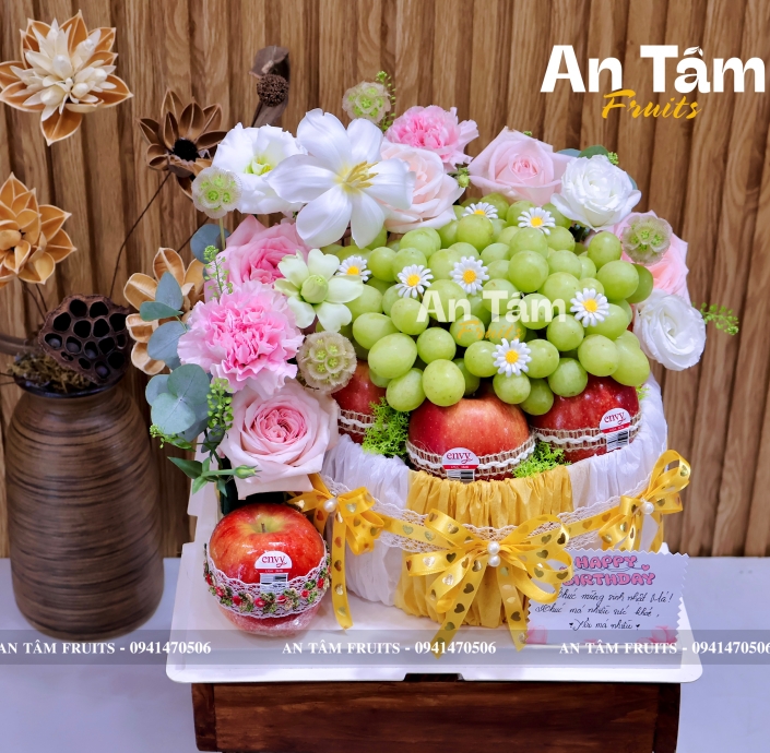 Giỏ quà tặng trái cây sinh nhật tone vàng trắng 