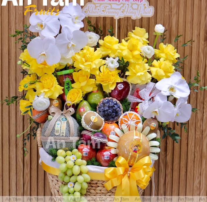 Giỏ trái cây phối hoa hiện đại