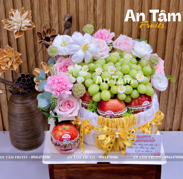 Giỏ quà tặng trái cây sinh nhật tone vàng trắng 