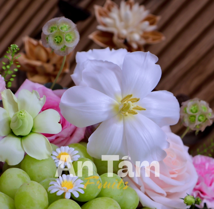 Giỏ quà tặng trái cây sinh nhật tone vàng trắng 