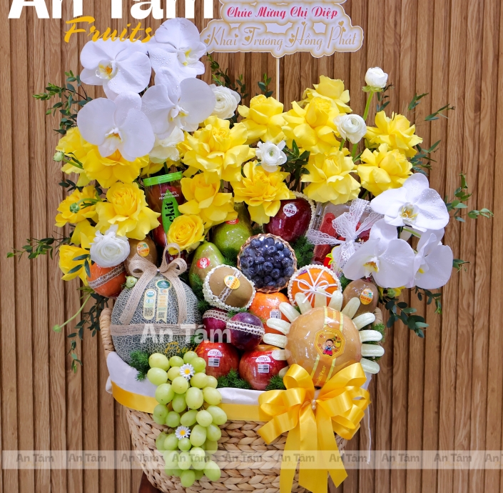 Giỏ trái cây phối hoa hiện đại